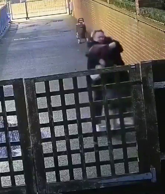 İ̇ngiltere’de Hamile Kadını Kafasına Yastık Kılıfı Geçirerek Darp Etti