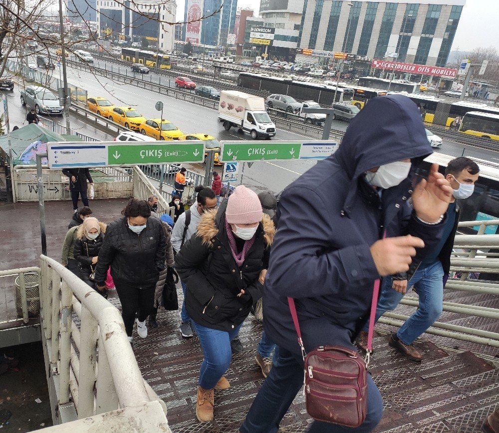 Metrobüs Ve Tramvayda Sosyal Mesafesiz Yoğunluk Dikkat Çekti