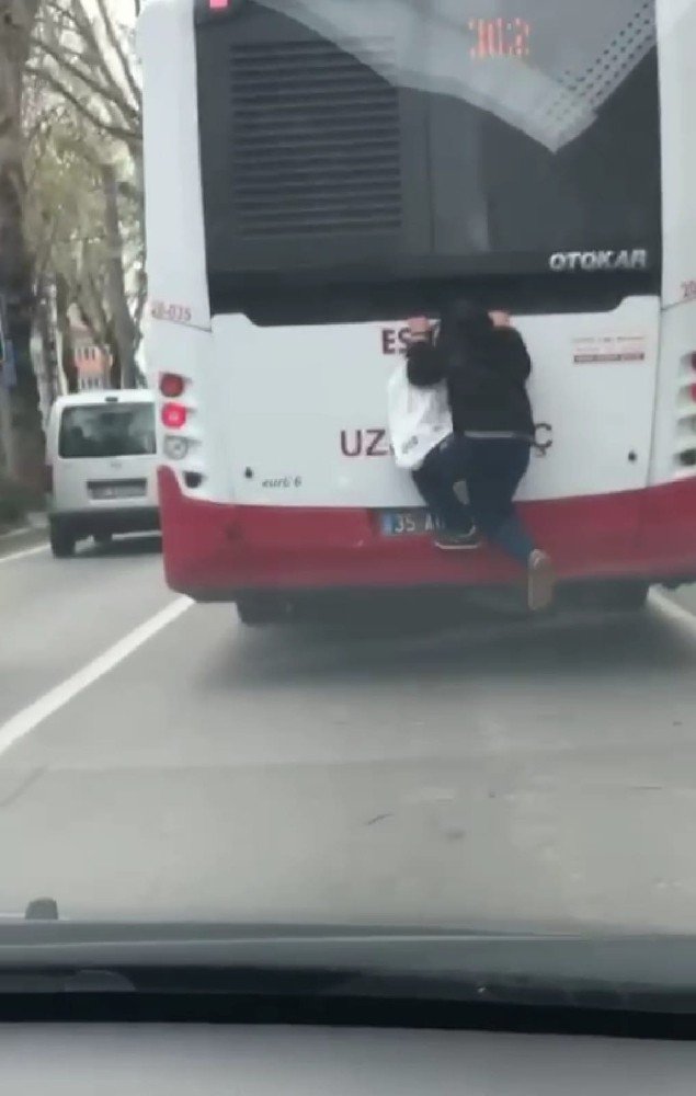 Hareket Halindeki Otobüse Tutunarak Canını Hiçe Saydı