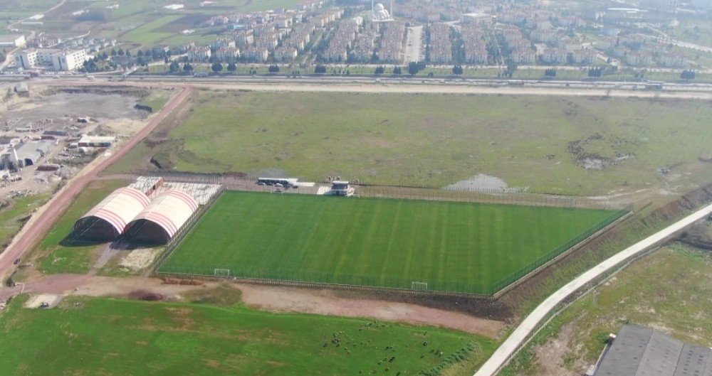 Boş Araziyi Kamyonlar Dolusu Malzeme İle Dev Spor Tesisine Dönüştürdüler