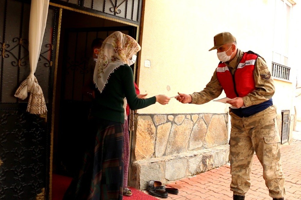 Jandarma Ekipleri En Ücra Noktalara Kadar Ulaşıp Vatandaşları Bilgilendiriyor