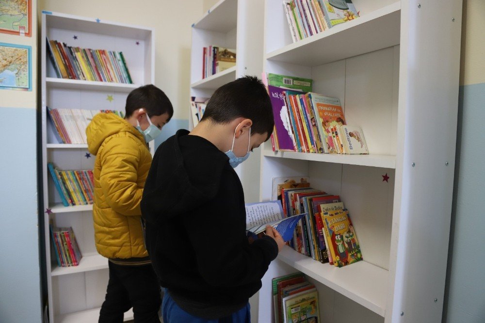 Kartal Belediyesinden Hesna Gündeş İ̇lkokuluna Kitap Bağışı