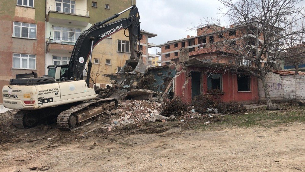 Kırıkkale’de Metruk Binaların Yıkımı Sürüyor
