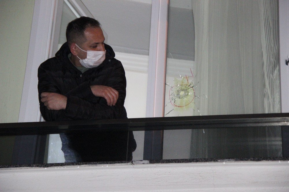 Lokaldeki Kavgada Havaya Ateş Açtı, Kuşunlar Yemek Yiyen Ailenin Evine İsabet Etti