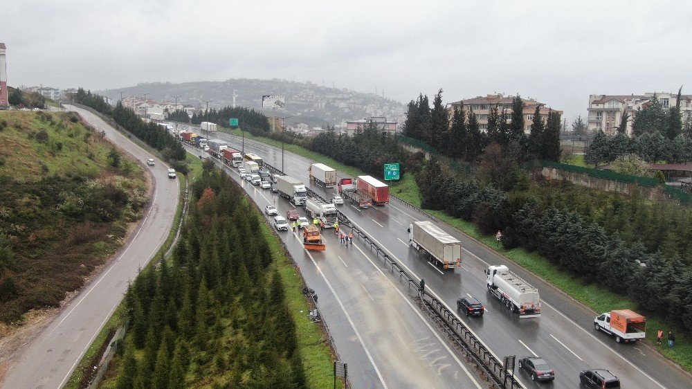 4 Kişinin Yaralandığı Zincirleme Trafik Kazası, Tem’i Trafiğe Kapattı
