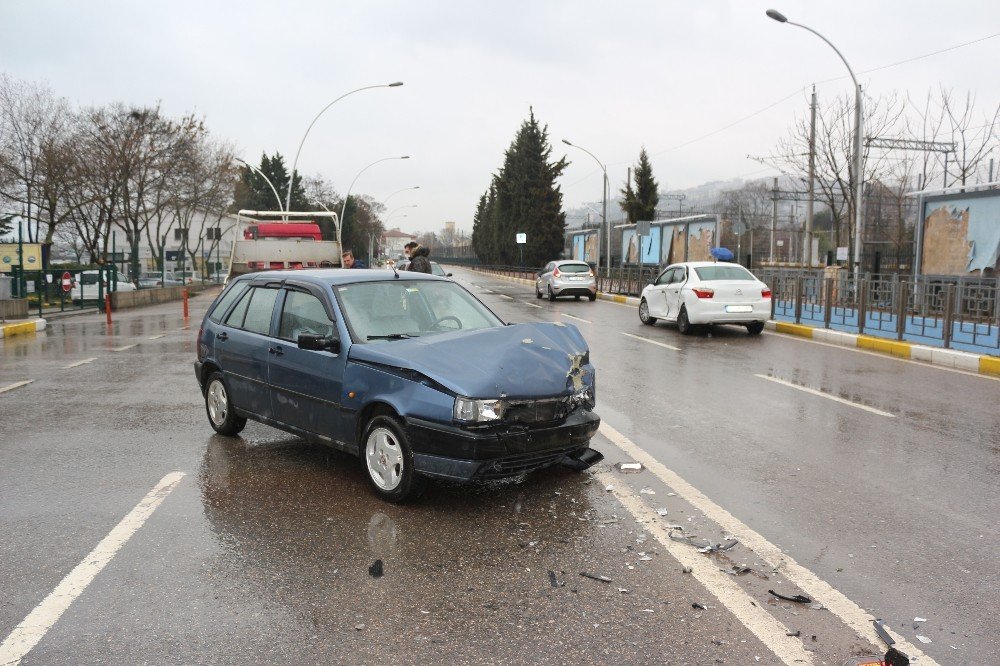 U Dönüşü Yapmak İsterken Kazaya Sebep Oldu: 3 Yaralı