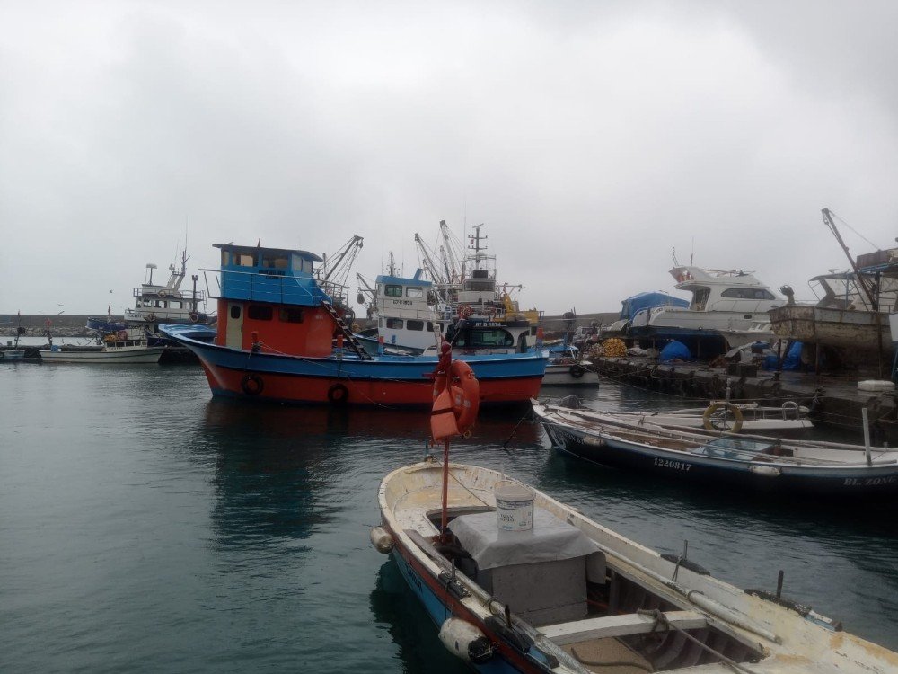 Fırtına Nedeniyle Balıkçılar Limana Sığındı
