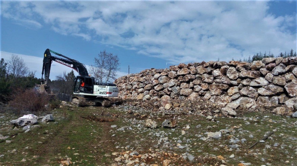 Heyelan Riskine Karşı Okulun Çevresine İstinat Duvarı Örüldü