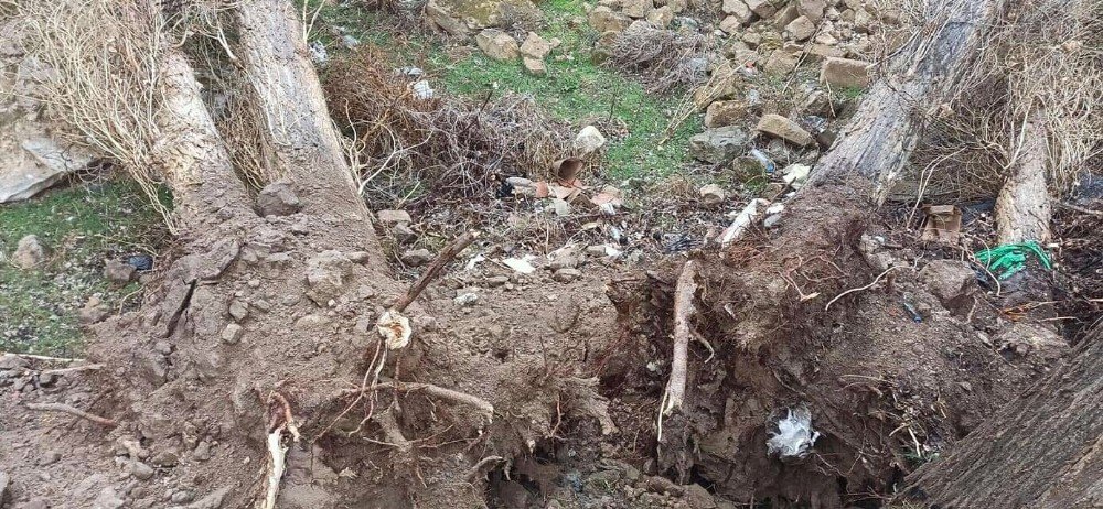 Nevşehir’de Fırtına Minarenin Alemini Uçurdu