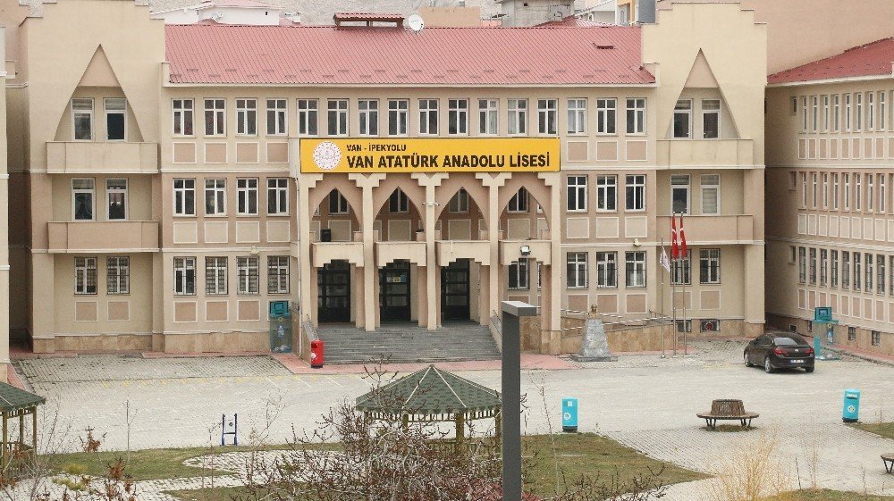 Van’da Öğretmen Ve Öğrencilerin Testi Pozitif Çıkınca Eğitime Ara Verildi