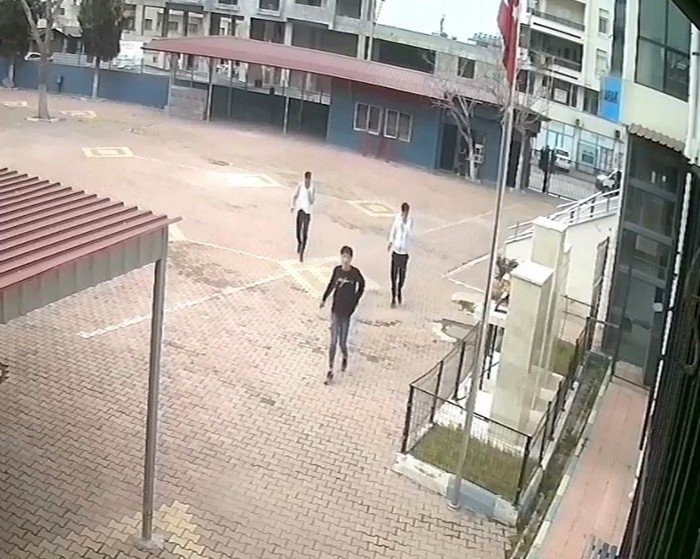 Kantinden Yiyecek Çalan Hırsızlar Önce Kameraya Sonra Polise Yakalandı