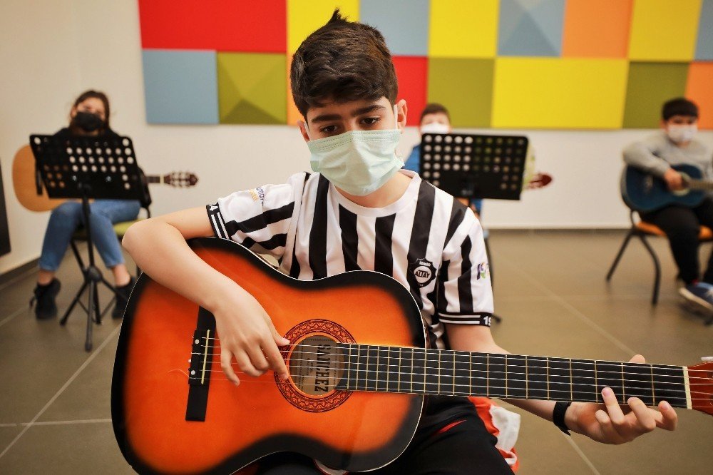 Şsm’deki Gitar Kursuna Yoğun İlgi