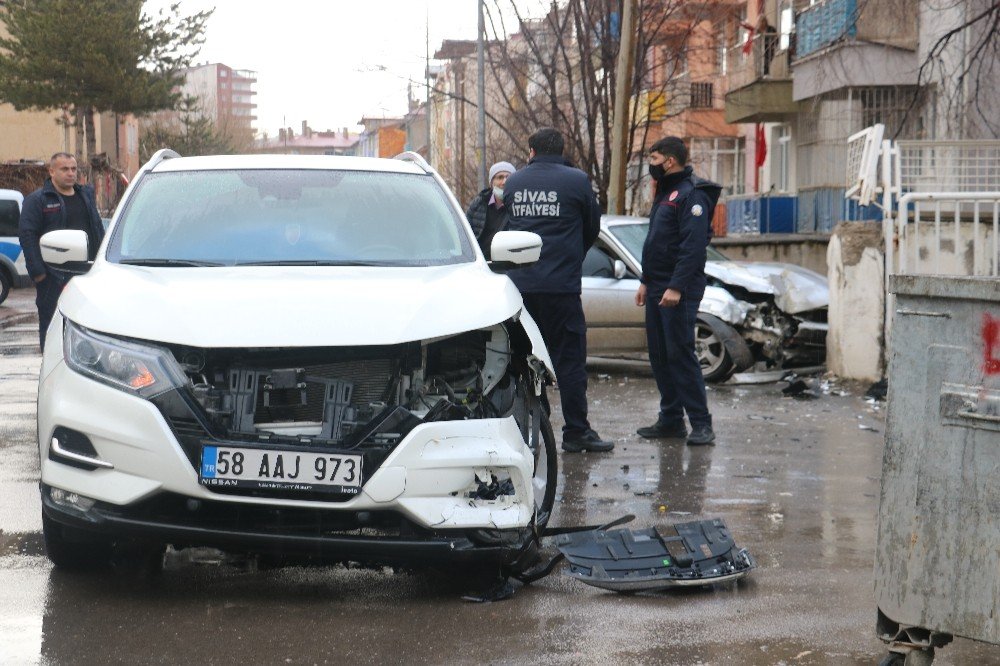 Sivas’ta İki Otomobil Çarpıştı: 2 Yaralı