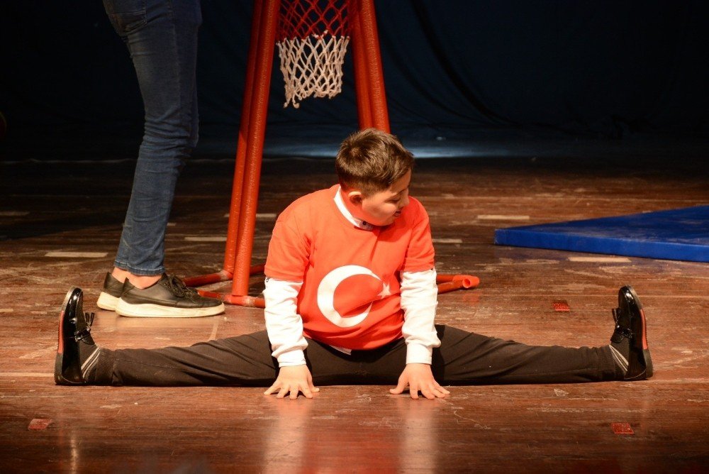 Down Sendromlu Ve Otizmli Çocuklardan Eğlenceli Performanslar