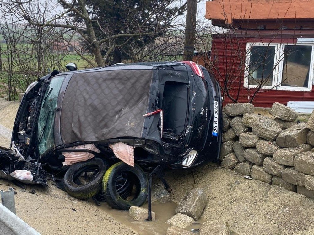 Taklalar Atan Lüks Otomobil Hurdaya Döndü: 4 Yaralı