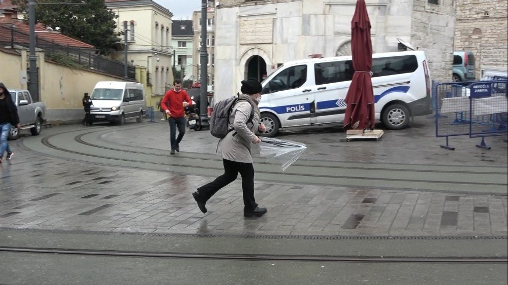 Taksim’de Şiddetli Rüzgar Vatandaşlara Zor Anlar Yaşattı