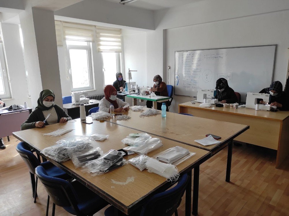 Tomarza’da Günlük Bin Maske Üretiliyor