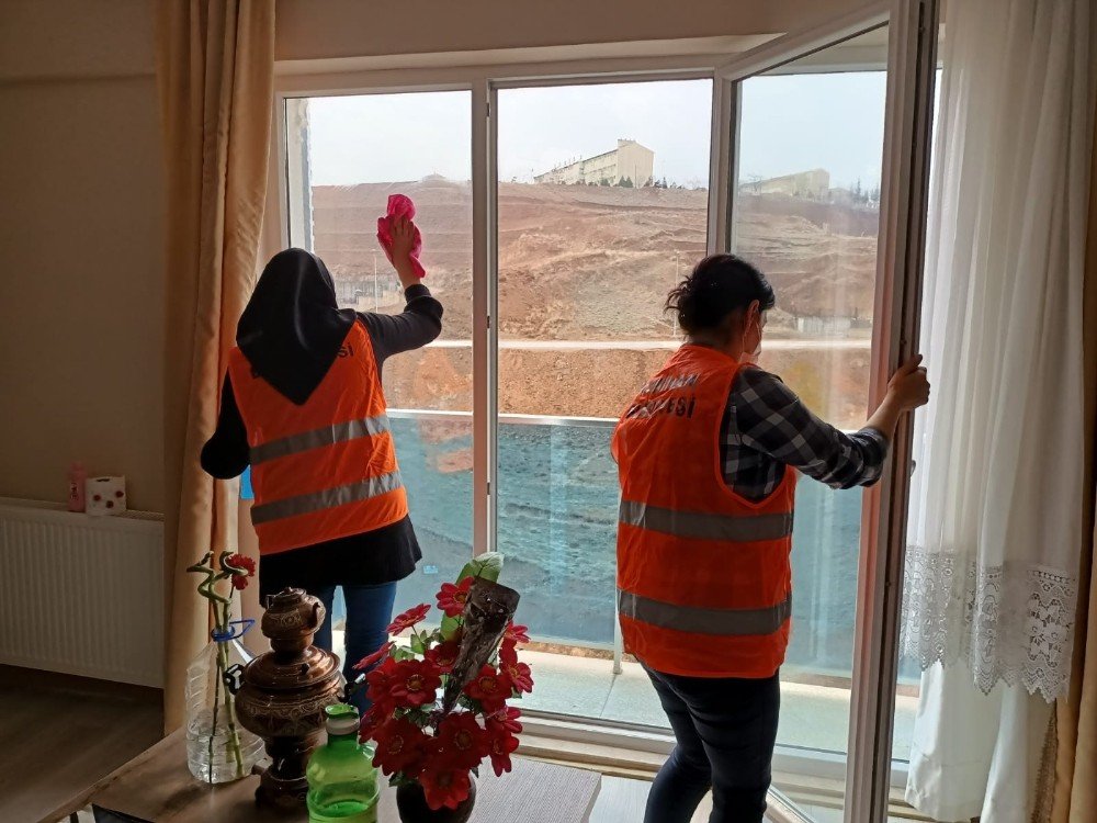 Yahşihan’da Belediye Ekipleri Yaşlıların Evlerini Temizliyor
