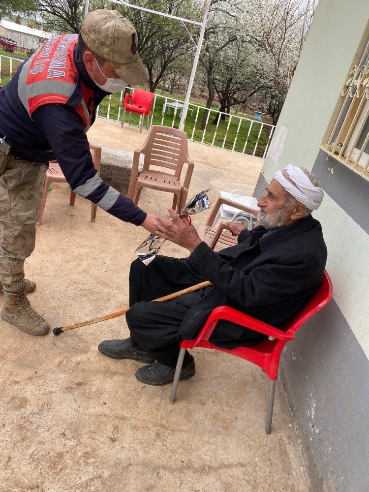 Yaşlılara Saygı Haftasında Jandarma’dan Örnek Davranış