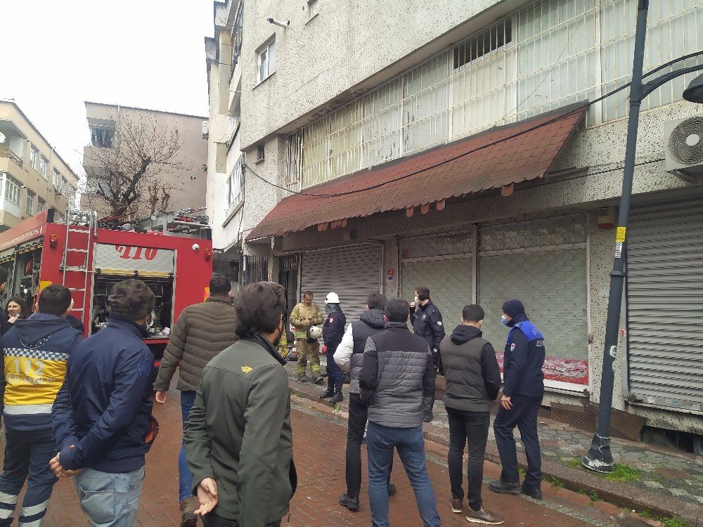 Zeytinburnu’nda Bodrum Katında Yangın: 1’i Ağır 2 Kişi Yaralandı
