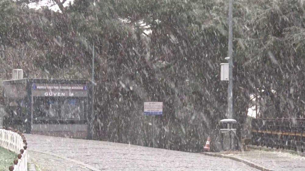 İ̇stanbul’da Beklenen Kar Yağışı Etkili Oldu: Lapa Lapa Kar Yağdı