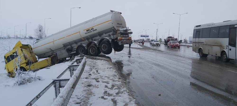 Kayan Tanker Bariyerleri Yıkıp Şarampolde Askıda Kaldı