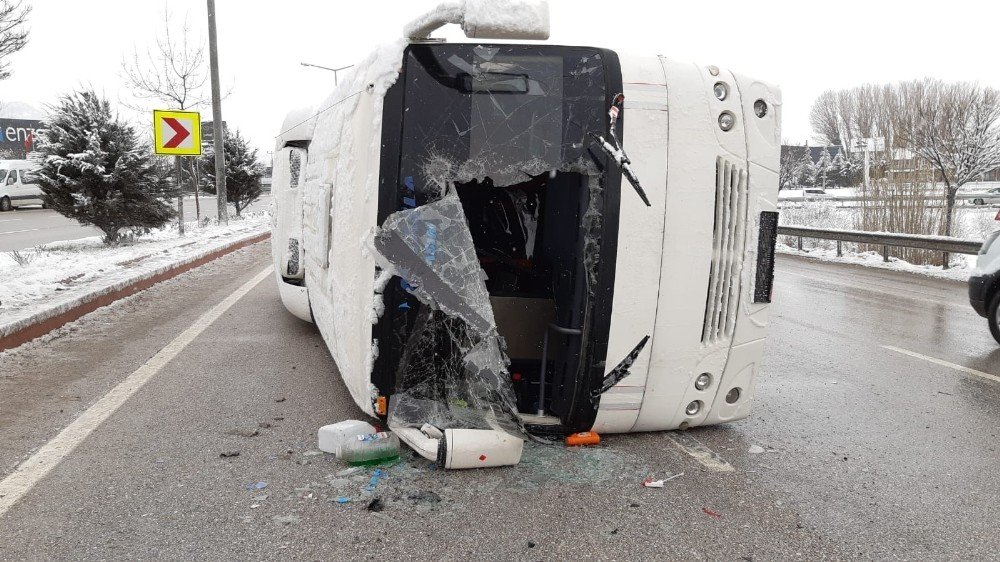 Afyonkarahisar’da Servis Otobüsü Devrildi: 10 Yaralı