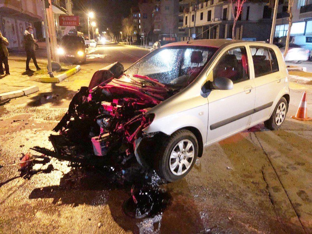 Kırmızı Işıkta Geçen Otomobil İtfaiye Aracına Çarptı: 2 Yaralı