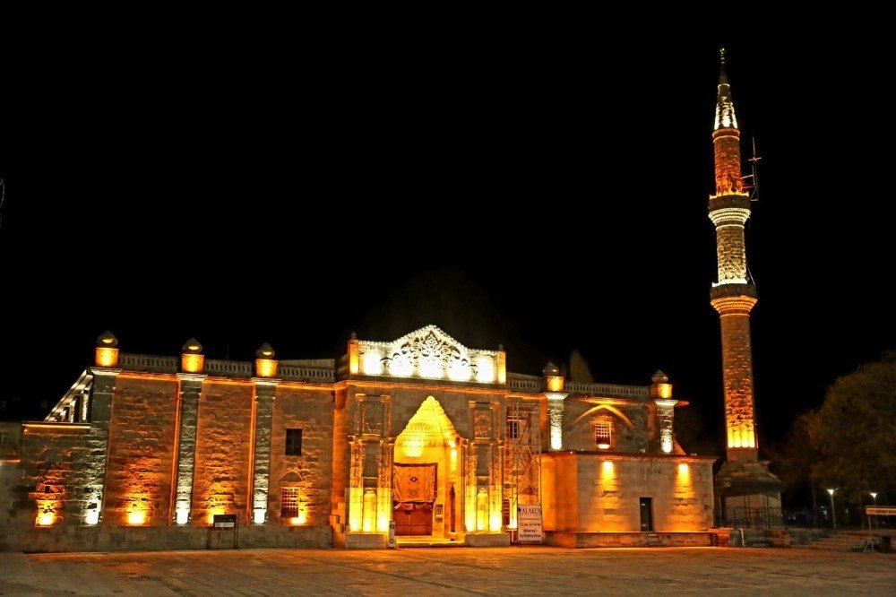 Aksaray’da Tarihi Ulu Cami’de Yapılan Işıklandırma Çalışmaları Tamamlandı