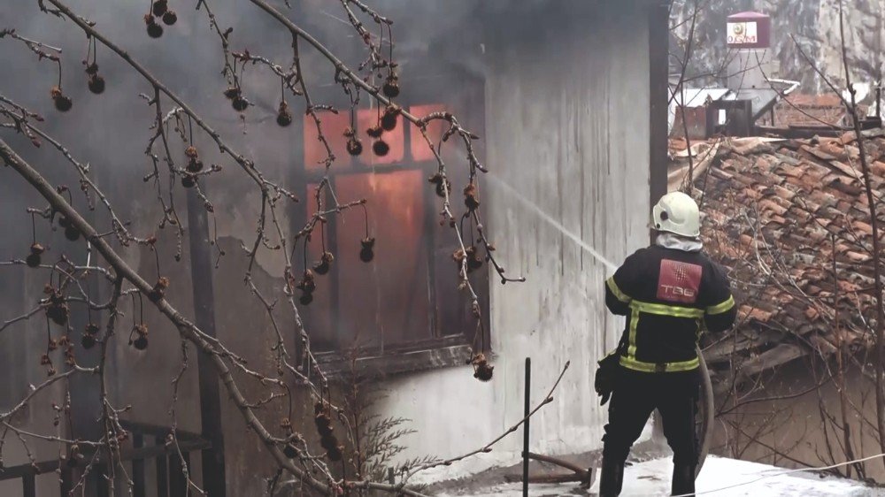 Amasya’da 2 Katlı Ahşap Ev Alevlere Teslim Oldu