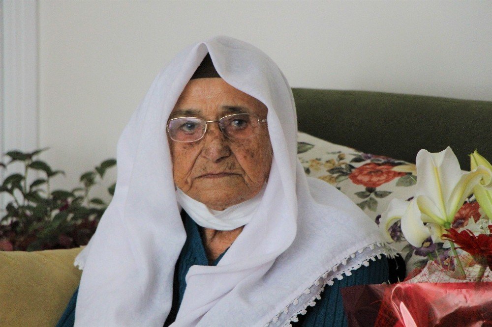 Korona Virüs 119 Yaşındaki ‘şeker Nine’yi Teğet Geçti