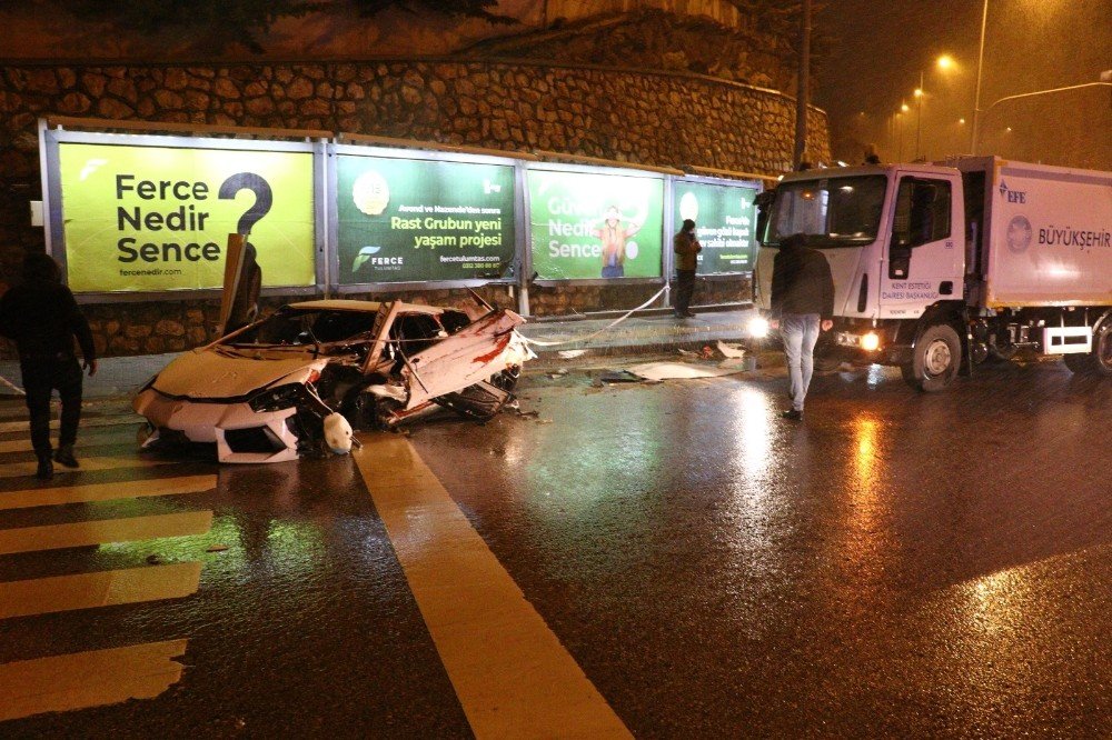 Başkent’te Lüks Otomobil Kar Küreme Aracına Çarparak Hurdaya Döndü: 2 Yaralı
