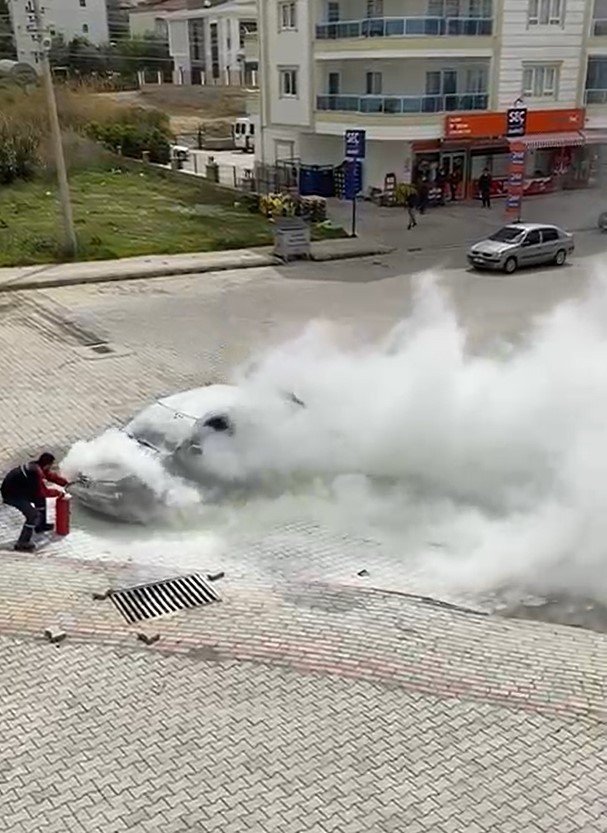 Hareket Halinde Alev Alan Otomobili, Vatandaşlar Söndürdü