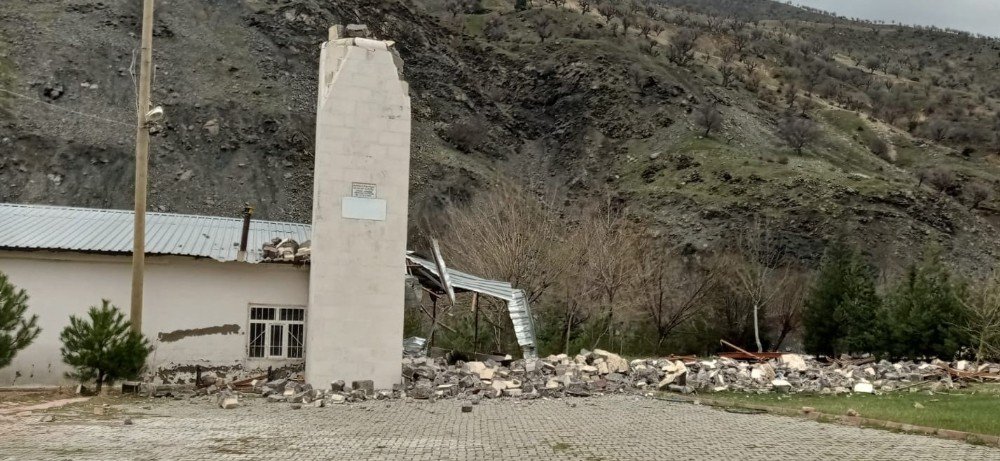 Batman’da Şiddetli Rüzgar Cami Minaresini Yıktı