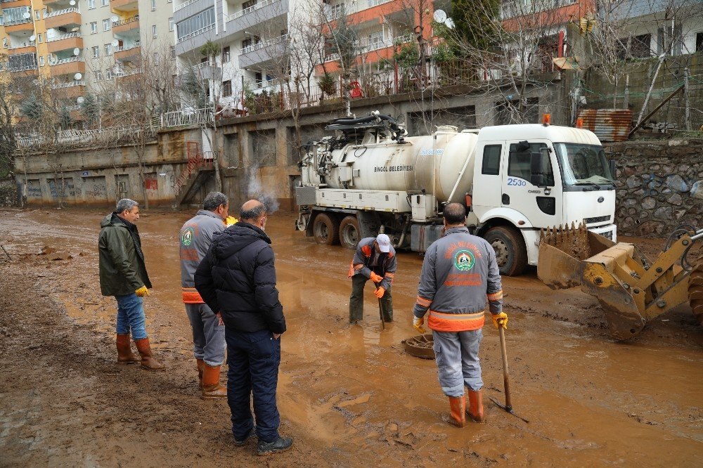 Bingöl Belediyesi’nden Yoğun Sel Mesaisi