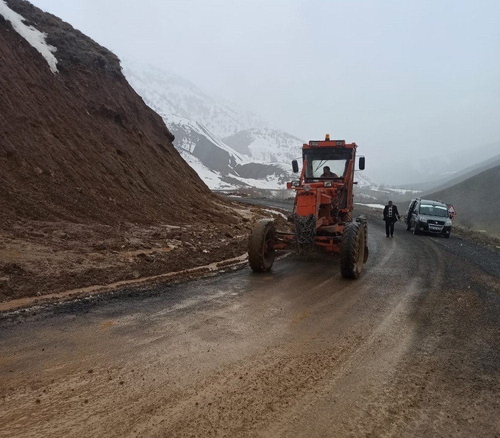 Bingöl’de Heyelan Nedeniyle Kapanan Yol Açıldı