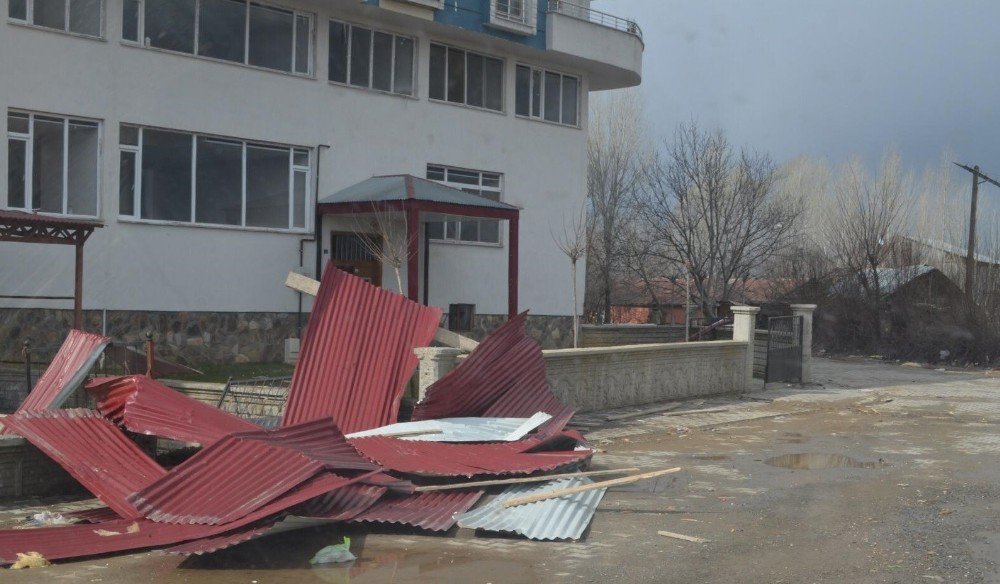 Bingöl’de Fırtına Çatı Uçurdu, Ağaçları Devirdi