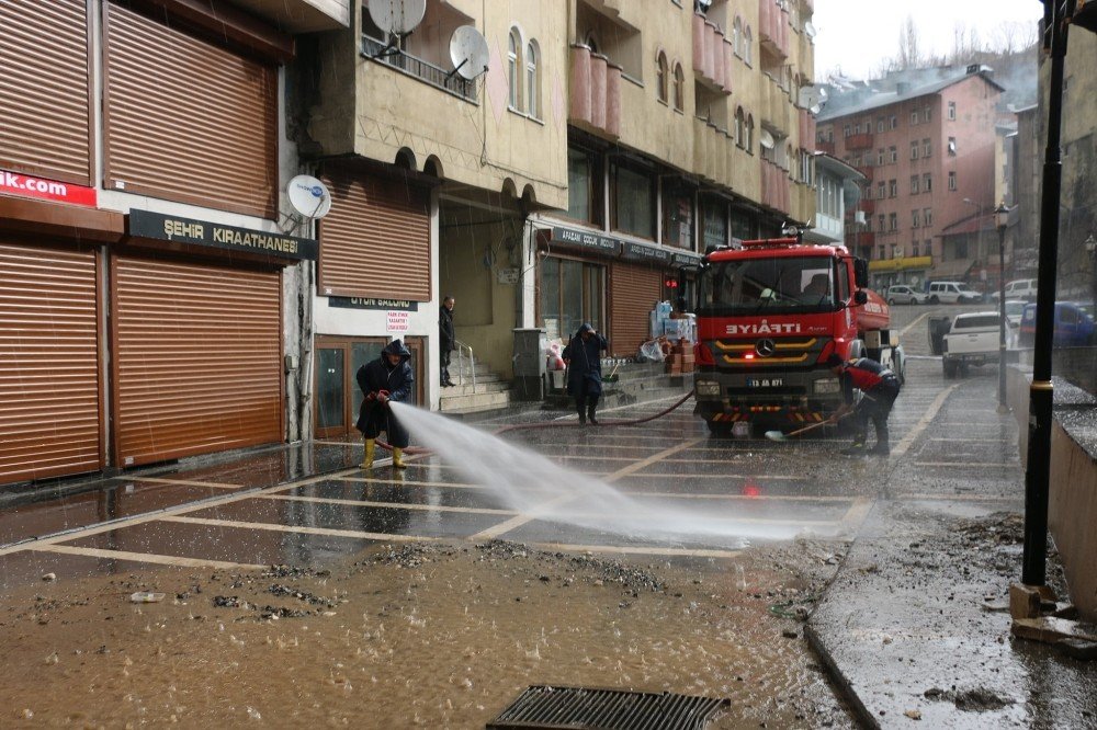 Bitlis’te Tıkanan Kanallar Açıldı