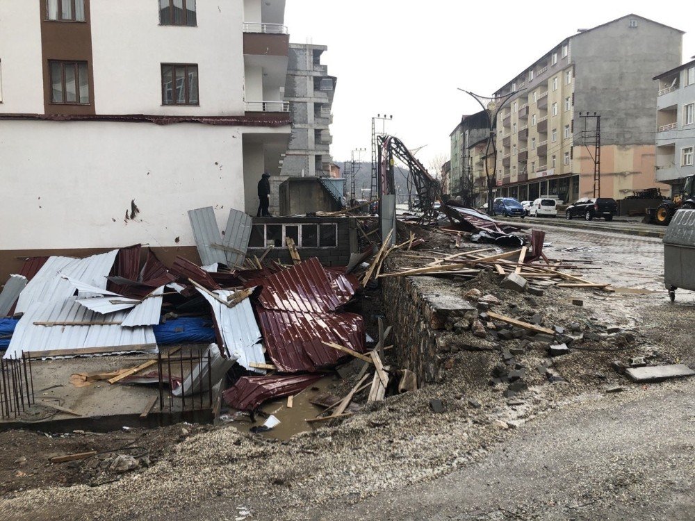 Hizan’da Şiddetli Rüzgar Çatıları Uçurdu