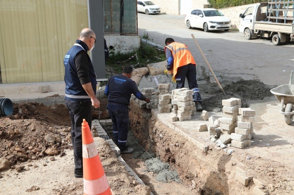 İ̇ki Yılda 14 Bin 250 Metre Yağmur Suyu Hattı Döşendi