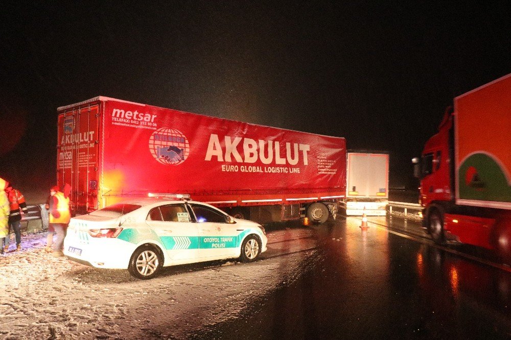 Tem’de, Bariyerlere Çarpan Tırın Sürücüsü Aracın Ön Camından Yola Fırladı