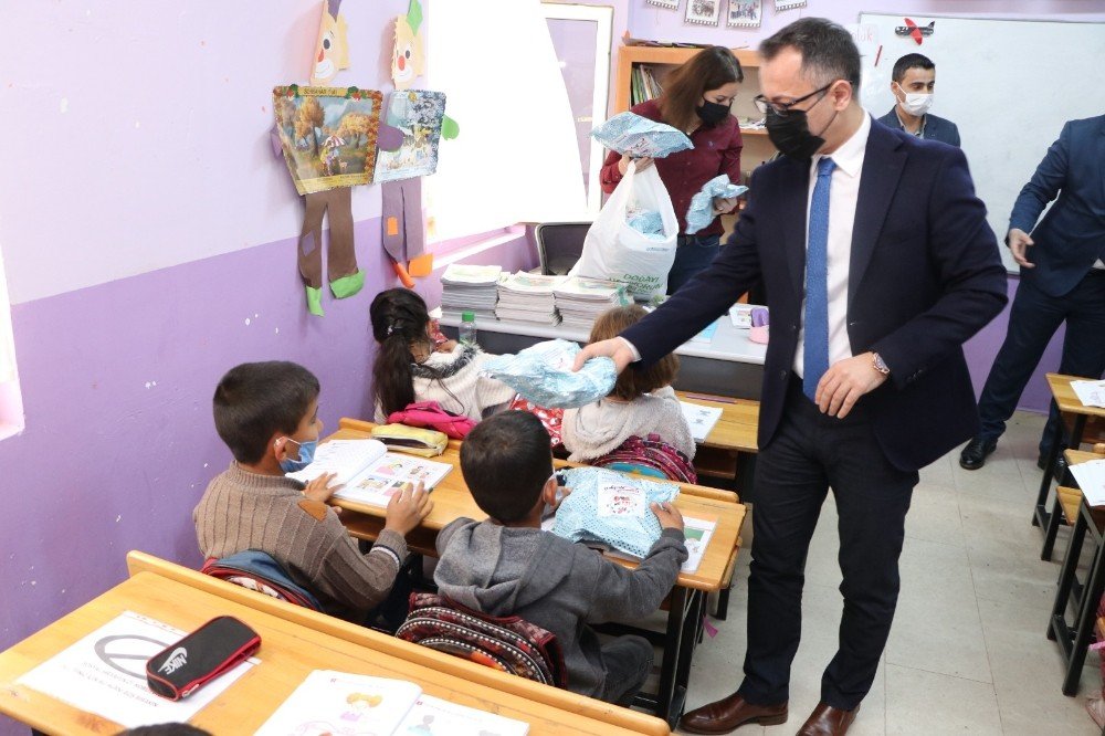 Kayapınar Belediyesi Köy Okullarındaki Çocuklara Oyuncak Dağıttı