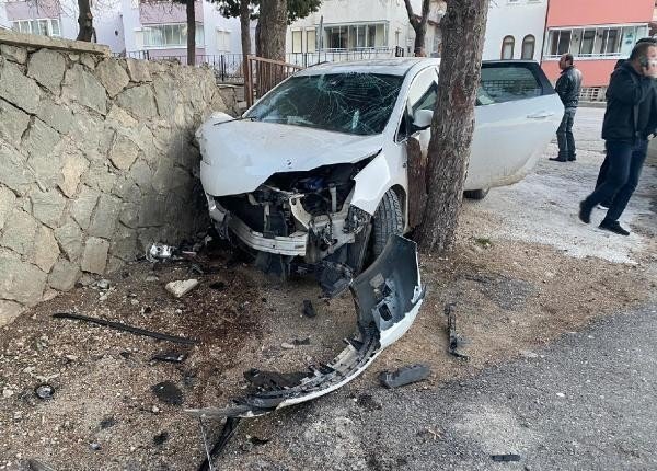 Eğirdir’de Bir Araç Cami Duvarına Çarparak Durabildi