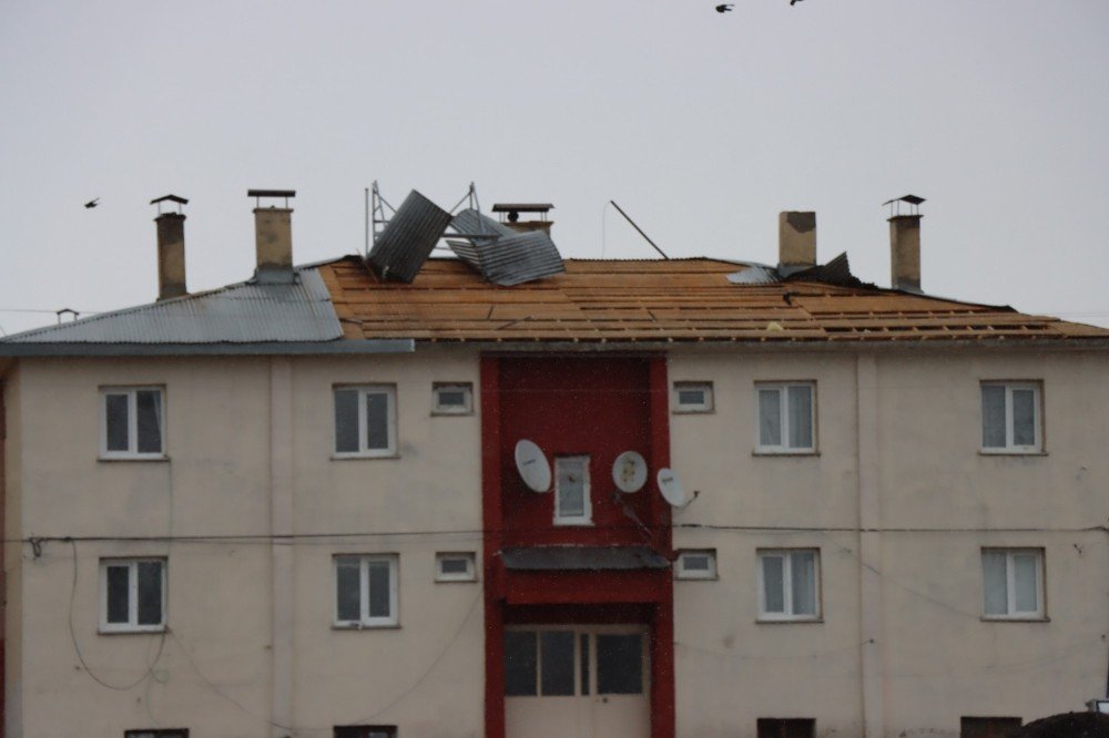 Erzurum’da Fırtına Çatıları Uçurdu