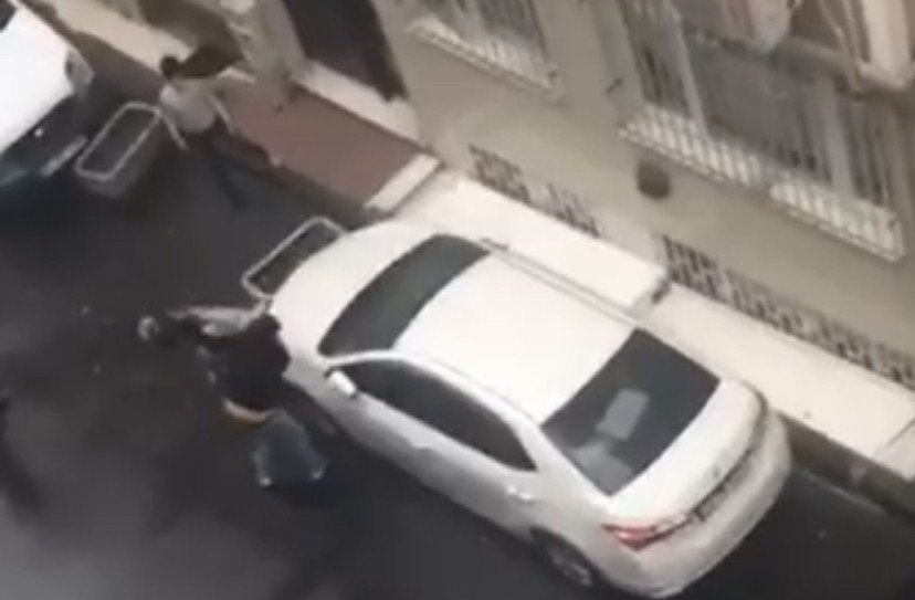 İ̇stanbul’da Sokak Ortasında “çöp Poşetli” Kavga Kamerada