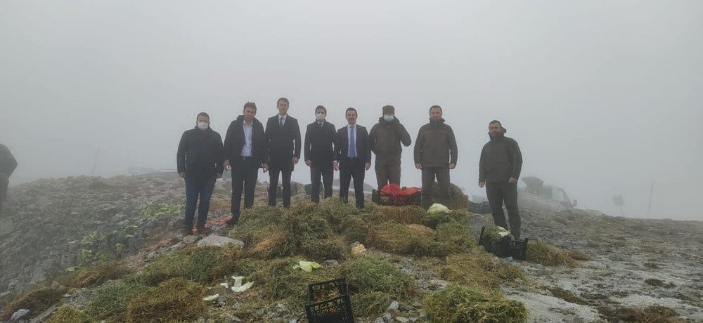 Soğuk Havaya Rağmen Kaymakamlar Ve Savcı Doğada Yemleme Çalışmasına Katıldı
