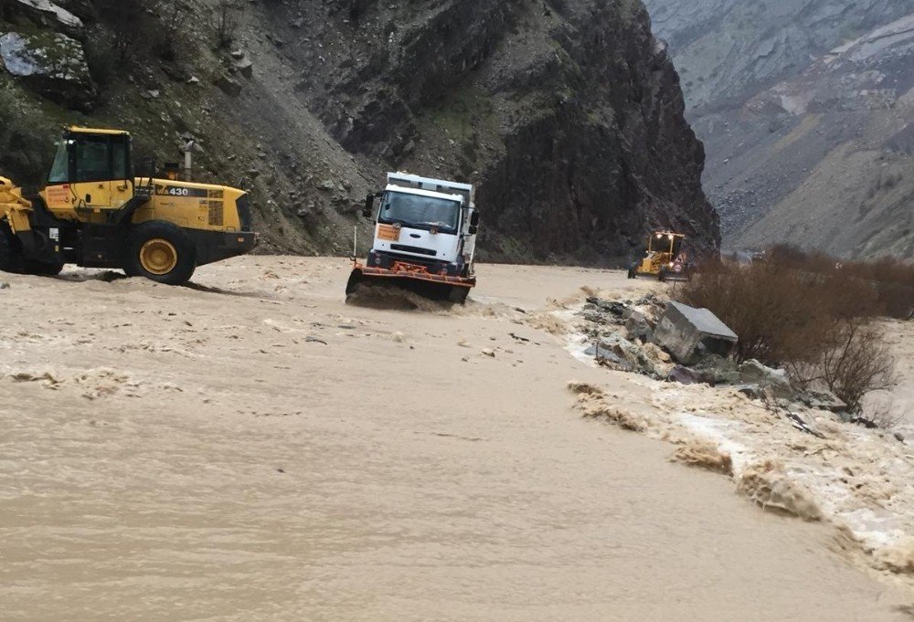 Hakkari-çukurca Karayolu Sel Nedeniyle Kapandı