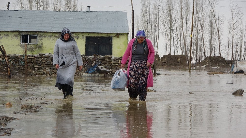 Yüksekova Sulara Gömüldü