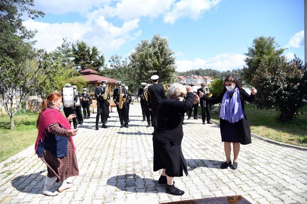 Huzurevi’ndeki Yaşlılara Bando Sürprizi