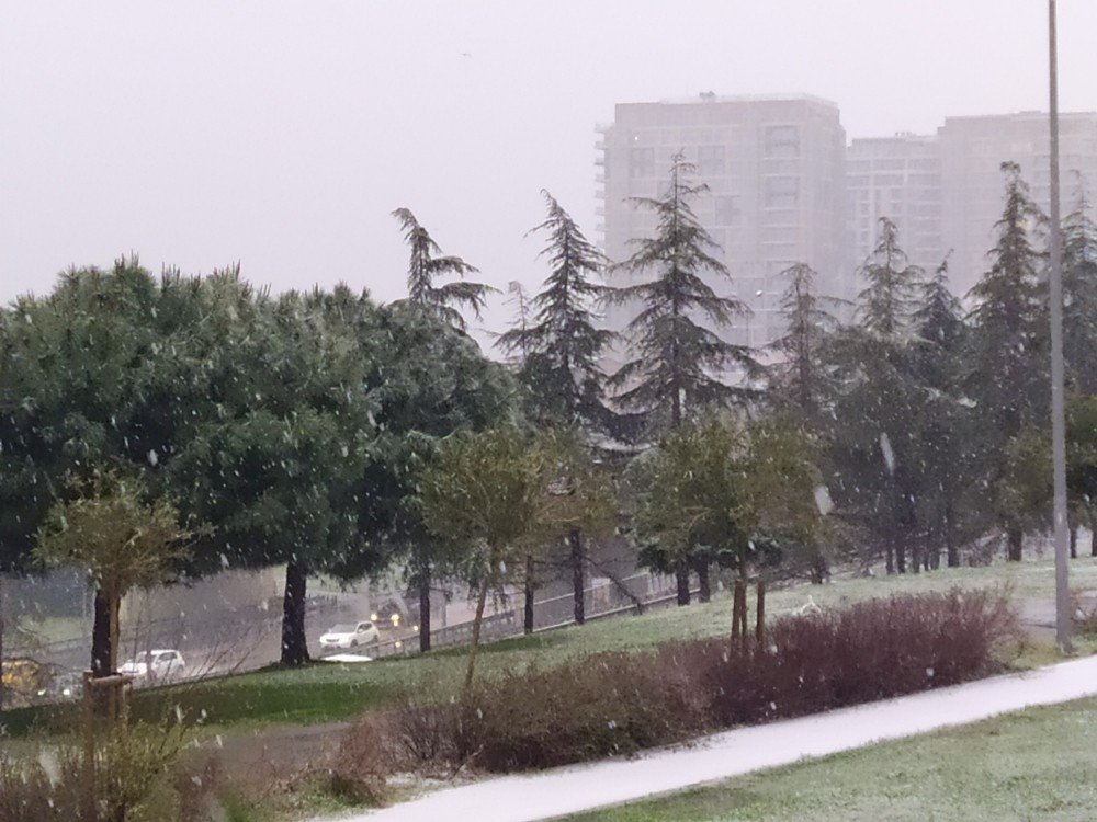 İ̇stanbul’da Aniden Bastıran Kar Yağışı Yerleri Beyaza Bürüdü